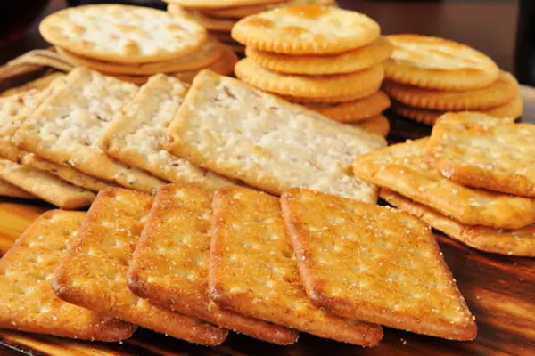 Controllo di qualità di lavoratore ordina tramite una sub-standard momenti  biscotti al Delacre biscotto fabbrica di produzione in Lambermont Foto  stock - Alamy